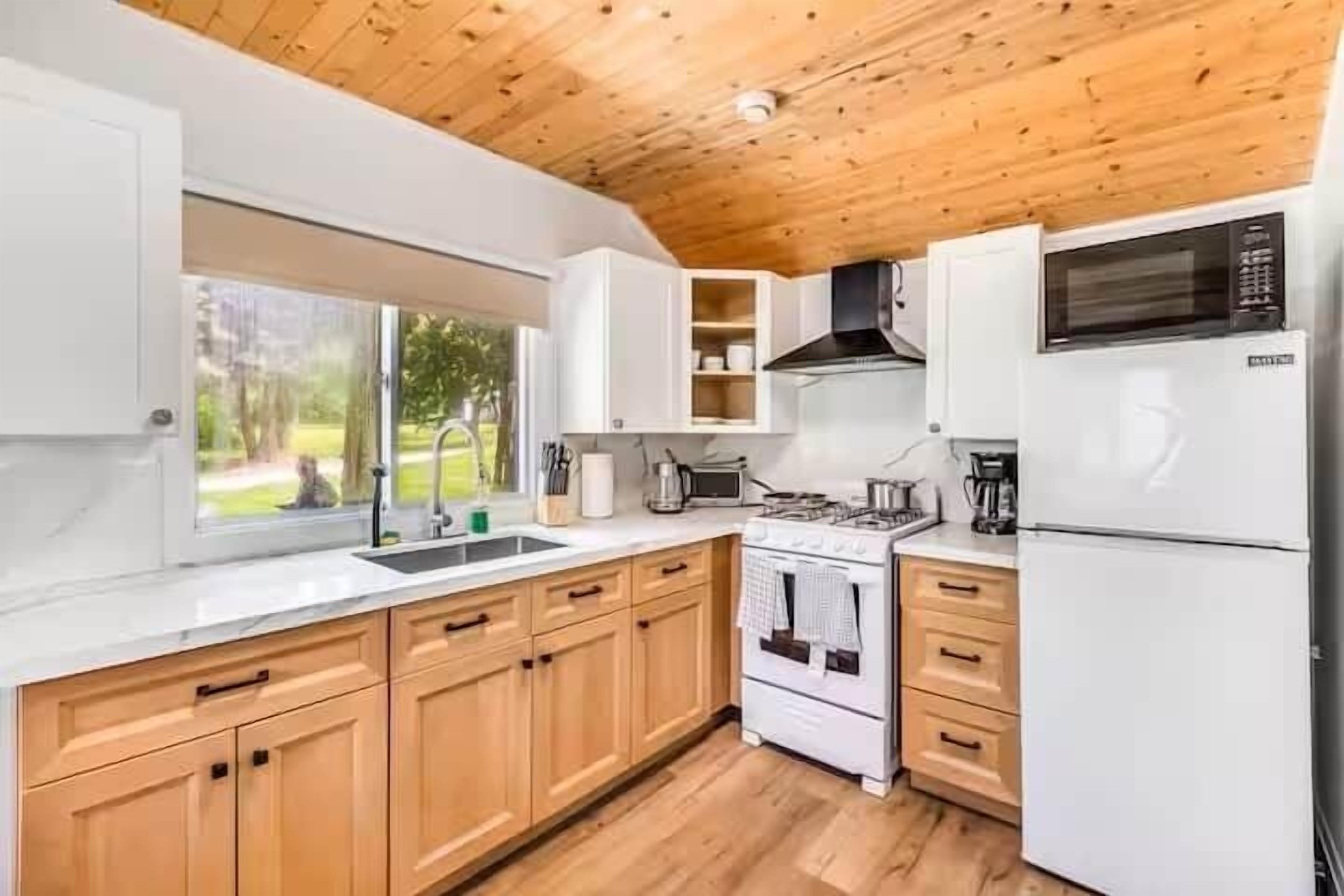 Coffee/tea maker, fridge, microwave, oven