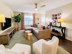 Living area - The Aggieland Abode - 7 minutes to Kyle Field! (College Station)