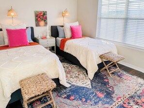 3 bedrooms, iron/ironing board, WiFi, bed sheets - The Aggieland Abode - 7 minutes to Kyle Field! (College Station)