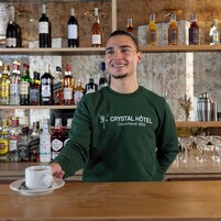 Un espace bar avec un assortiment de bouteilles d’alcool et de verres.