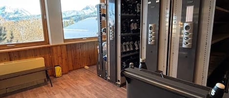 Une zone desservie par des remontées mécaniques, offrant une vue sur les montagnes et un lac.