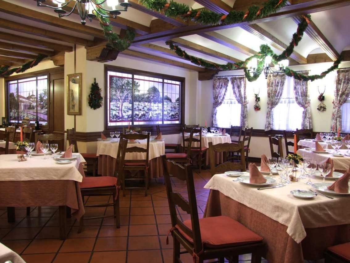 Ein Restaurant mit mehreren Essplätzen und Blick durch große Fenster.