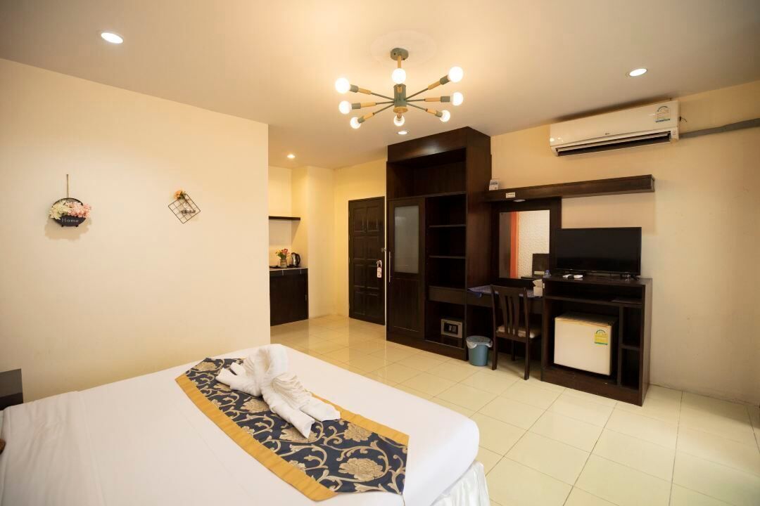 Tripla Comfort | Una cassaforte in camera, con stile personalizzato, una scrivania