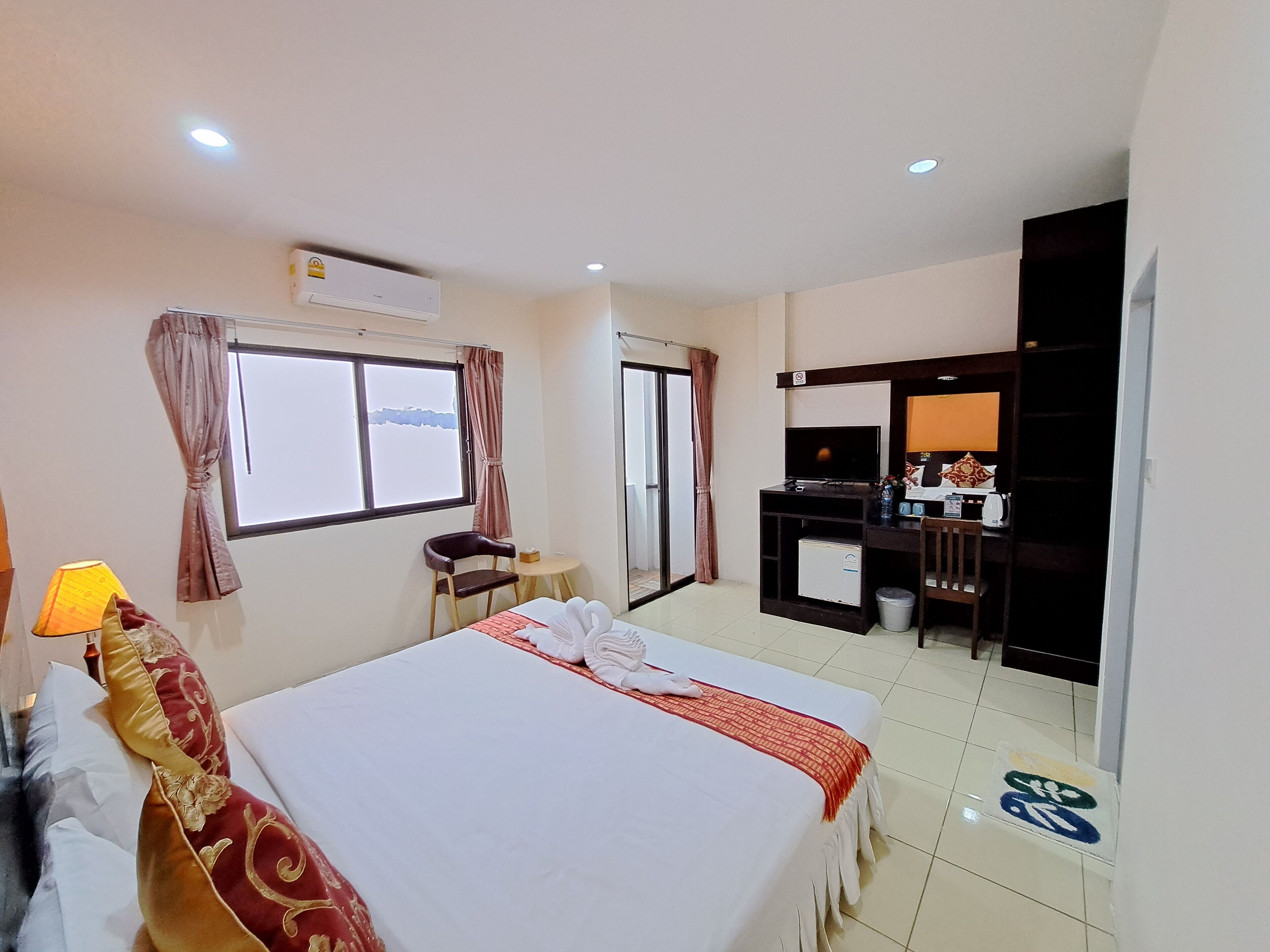 Coffres-forts dans les chambres, décoration personnalisée, bureau