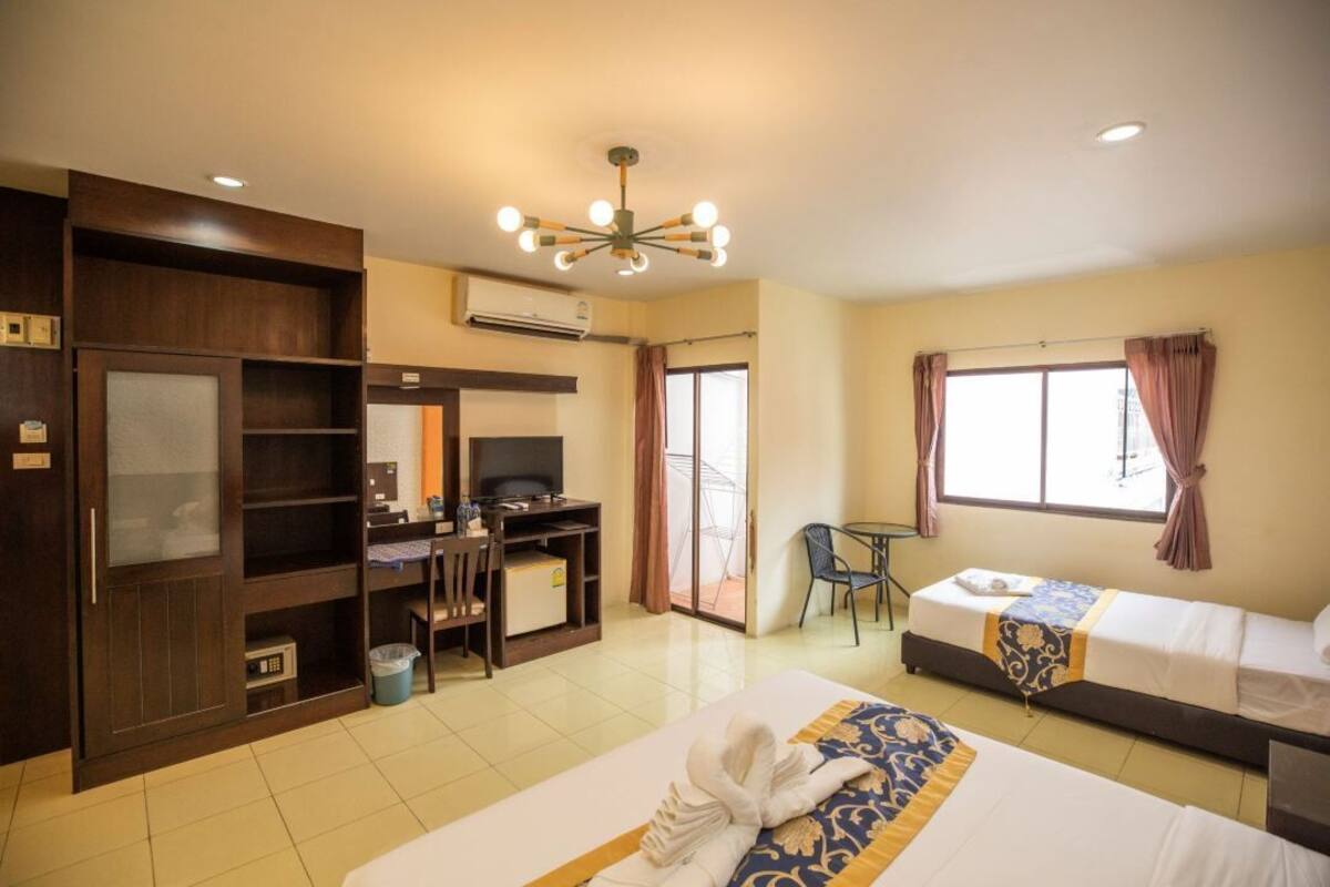 Comfort Triple Room | In-room safe, desk, free WiFi