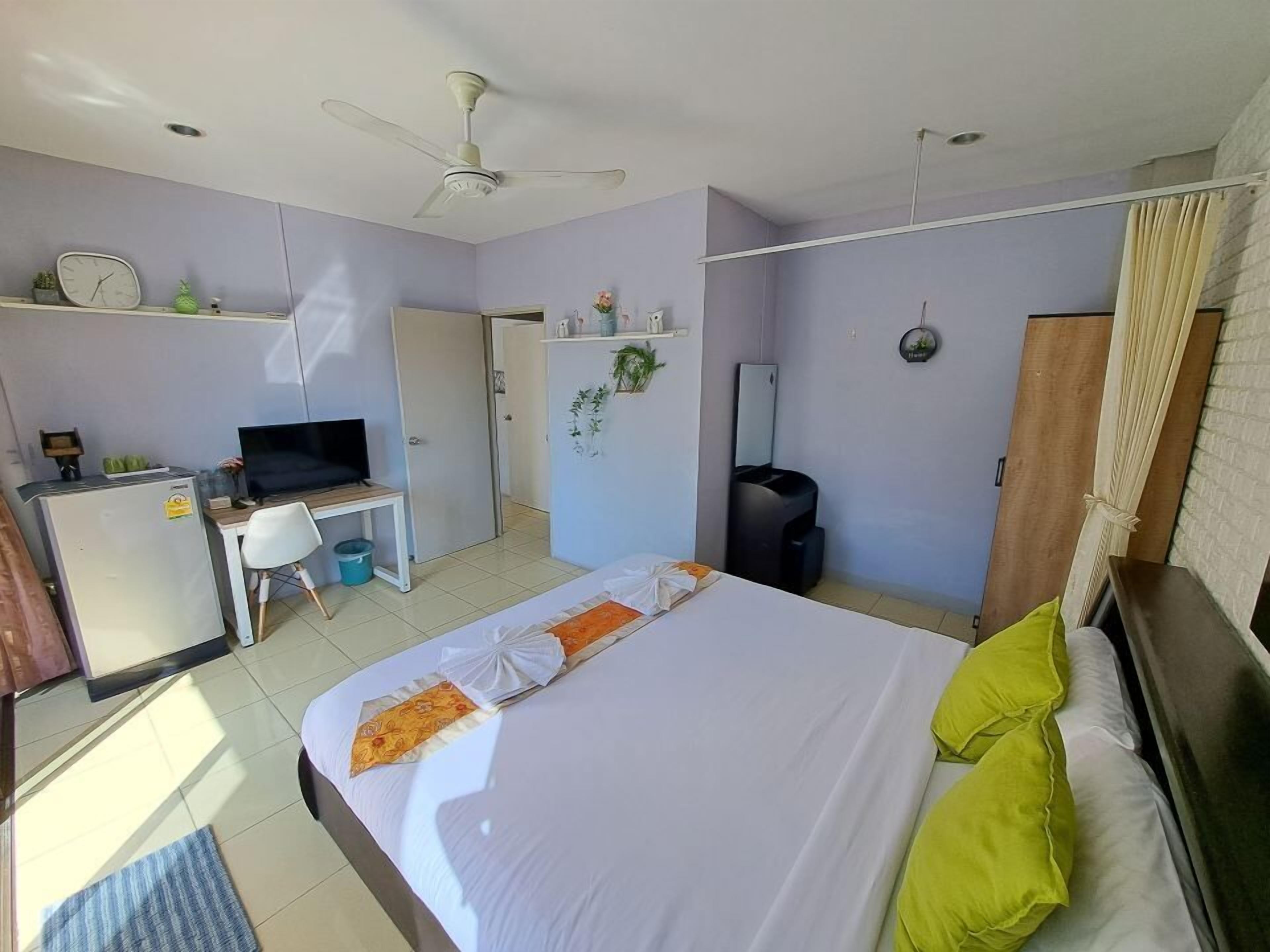 Family Room | In-room safe, desk, free WiFi