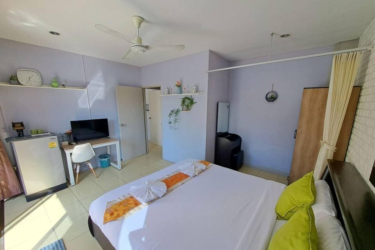 Family Room | In-room safe, desk, free WiFi