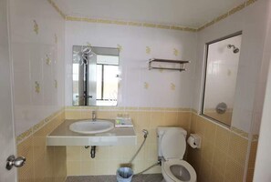 コンフォート ダブルルーム | バスルーム | バスアメニティ (無料)、ヘアドライヤー、スリッパ、タオル