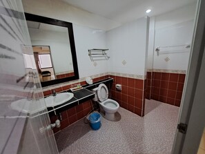 Basic Double Room | Bathroom | Shower, rainfall showerhead, free toiletries, hair dryer - Lily holiday (Tambon Patong)