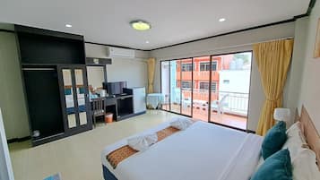 Comfort Double Room | In-room safe, individually decorated, desk, free WiFi