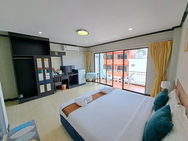 Comfort Double Room | In-room safe, individually decorated, desk, free WiFi - Lily holiday  (Patong)