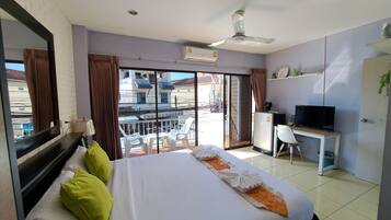 Familierom | Safe på rommet, individuelt dekorert, skrivebord og wi-fi (inkludert)