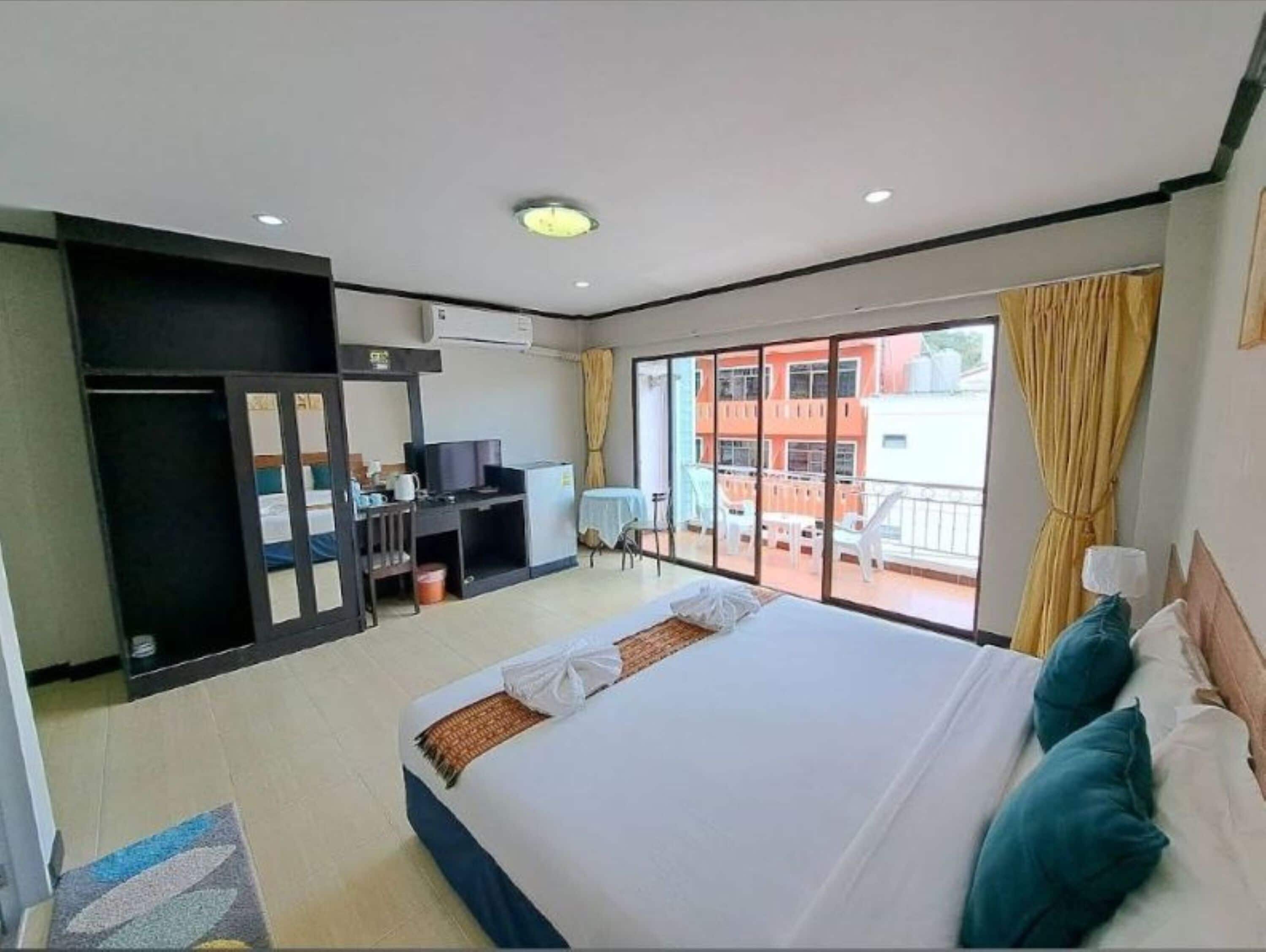 Comfort Double Room | In-room safe, individually decorated, desk, free WiFi