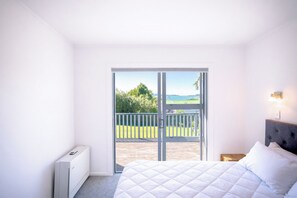 4 bedrooms, free WiFi, bed sheets, wheelchair access - Snells Beach Family Retreat — Walk to Shops & Beach (Snells Beach)