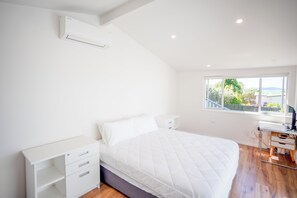 4 bedrooms, free WiFi, bed sheets, wheelchair access - Snells Beach Family Retreat — Walk to Shops & Beach (Snells Beach)
