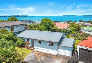 Exterior - Snells Beach Family Retreat — Walk to Shops & Beach (Snells Beach)