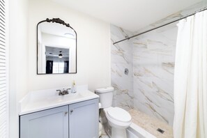 Dusche, Haartrockner, Handtücher, Seife