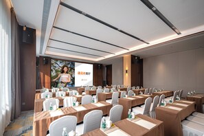 A conference room with multiple tables, chairs, and a projection screen displaying a presentation. - Ssaw Boutique Hotel Swufe Chengdu (Chengdu)