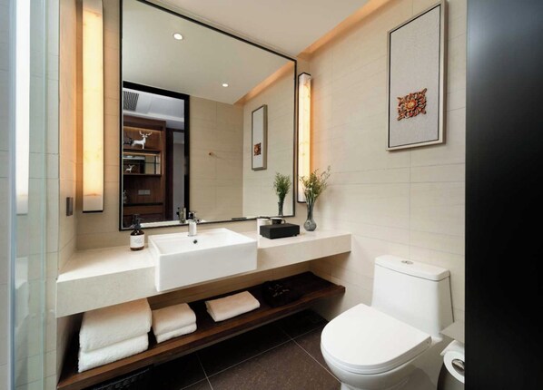 A modern bathroom with a large mirror, two sinks, a toilet, and a vanity with towels. - Ssaw Boutique Hotel Swufe Chengdu (Chengdu)