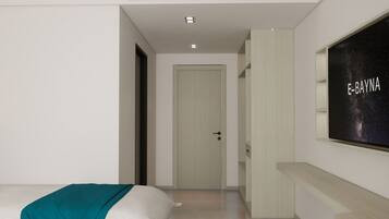 Een moderne hotelkamer met een bed, een aan de muur bevestigde televisie en een deur naar een andere kamer.