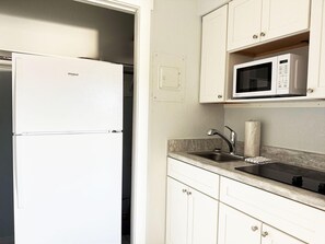 Jääkaappi, mikroaaltouuni, liesi, astianpesukone