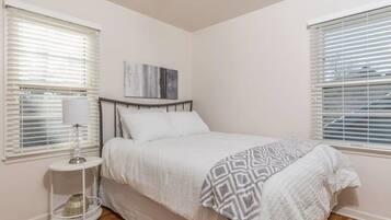 2 chambres, fer et planche à repasser, Wi-Fi, draps fournis