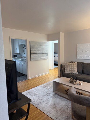 Upper 2 Bedroom, 1 Bathroom Apartment in McKennan Park Duplex