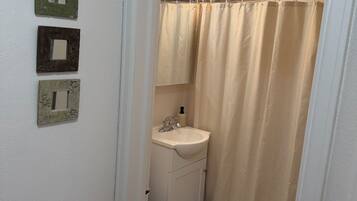 Sèche-cheveux, serviettes fournies, savon, papier toilette