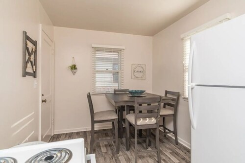 Upper 2 Bedroom, 1 Bathroom Apartment in McKennan Park Duplex