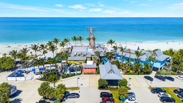 A coastal hotel with a beach view, parking, and a pier extending into the water. - Venice Villas Studio – Pool & 2 Min Walk To Beach (Venice)