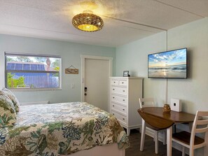 1 bedroom, iron/ironing board, WiFi, bed sheets - Venice Villas Studio – Pool & 2 Min Walk To Beach (Venice)