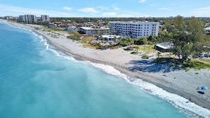 A coastal hotel with a beach view, multiple buildings, and a clear sky. - Venice Villas Studio – Pool & 2 Min Walk To Beach (Venice)