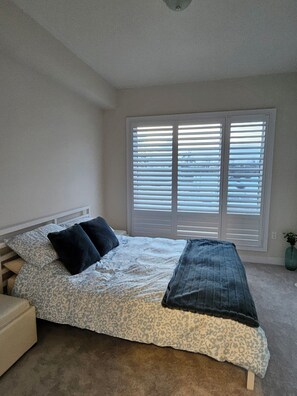 3 bedrooms, iron/ironing board, WiFi, bed sheets - Cozy Vaughan Retreat | Sleeps 9 | Near Wonderland, theater & Shops (Vaughan)