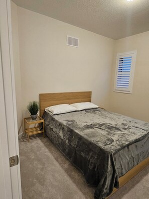 3 bedrooms, iron/ironing board, WiFi, bed sheets - Cozy Vaughan Retreat | Sleeps 9 | Near Wonderland, theater & Shops (Vaughan)