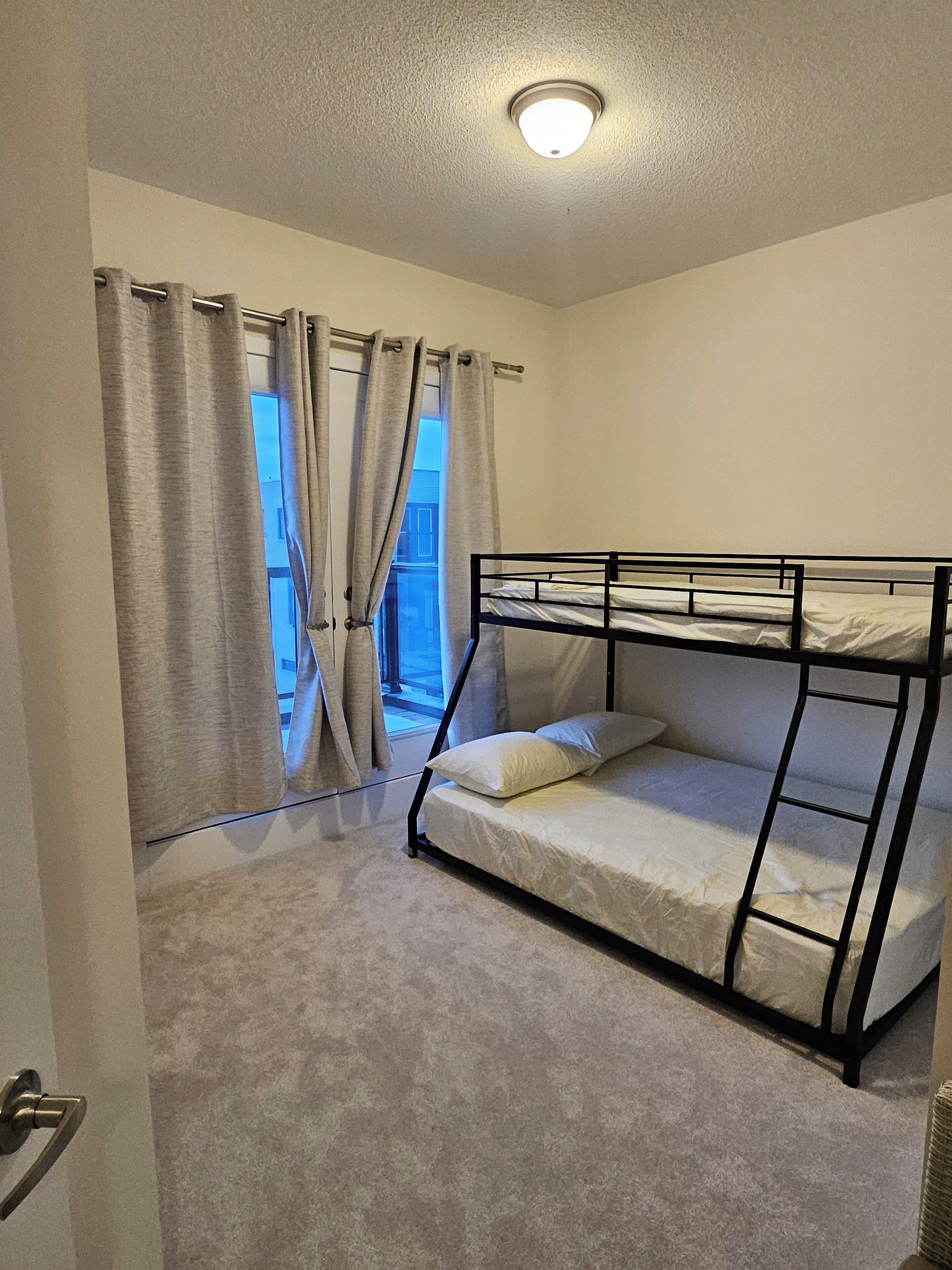 3 chambres, fer et planche à repasser, Wi-Fi, draps fournis