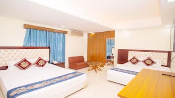 Quadrupla Deluxe, balcone | Una scrivania, postazione laptop, Wi-Fi gratuito