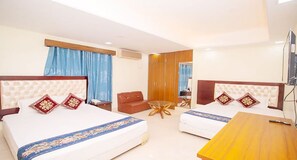 Deluxe vierpersoonskamer, balkon | Een bureau, een laptopwerkplek, gratis wifi