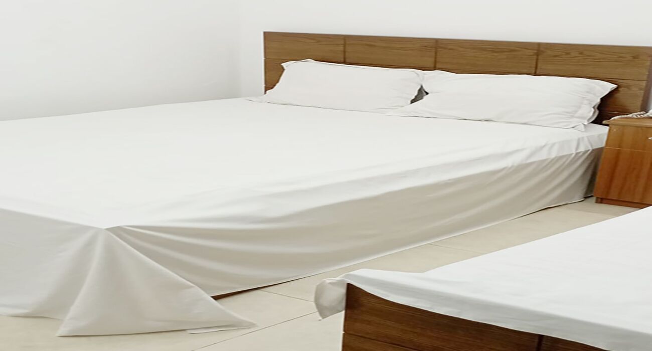 Eenvoudige tweepersoonskamer, balkon | Een bureau, een laptopwerkplek, gratis wifi