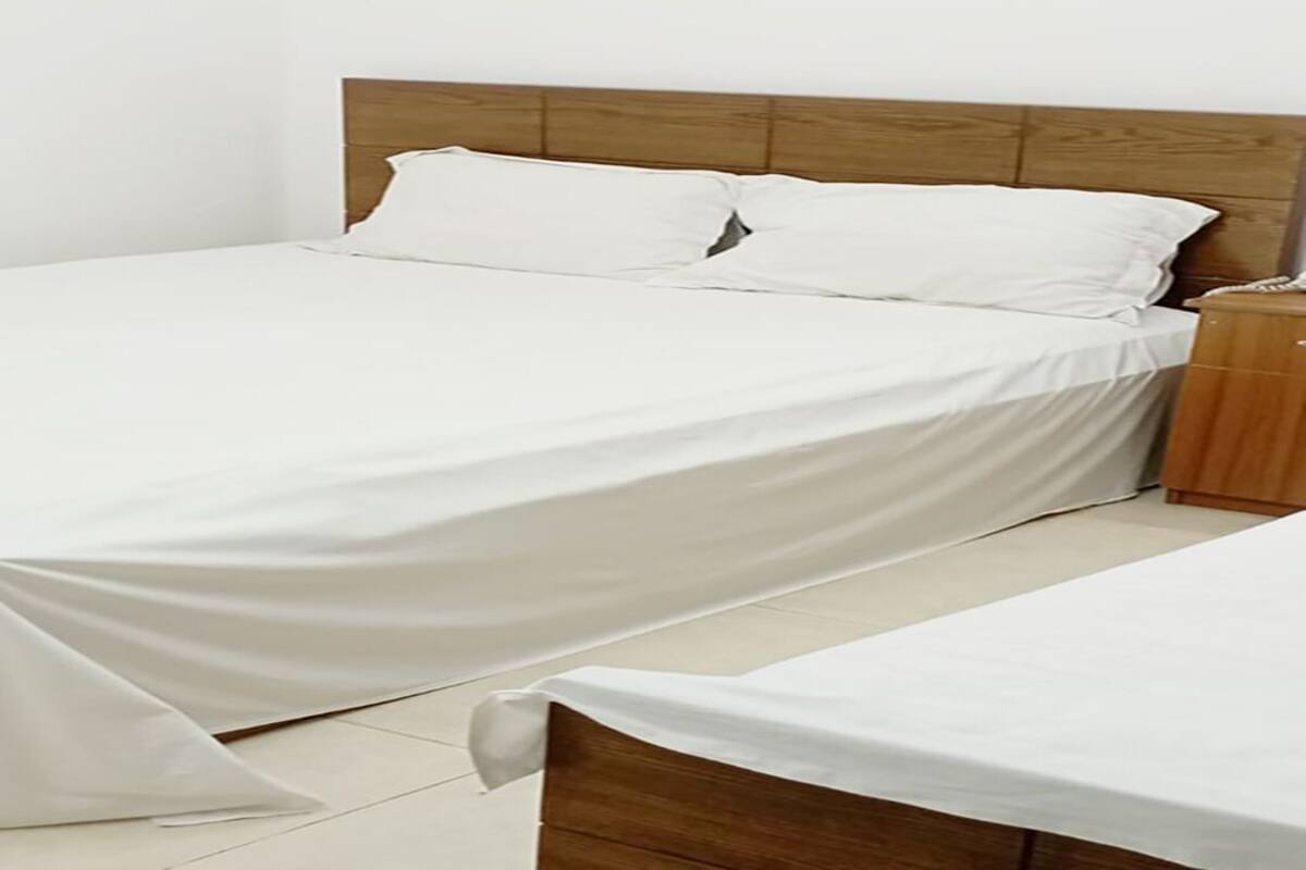 Eenvoudige tweepersoonskamer, balkon | Een bureau, een laptopwerkplek, gratis wifi