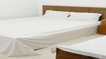 Phòng đôi cơ bản, ban công | Bàn, khu vực làm việc phù hợp cho laptop