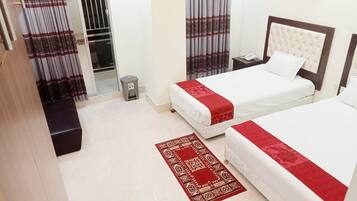 Phòng 3 Deluxe, ban công | Bàn, khu vực làm việc phù hợp cho laptop