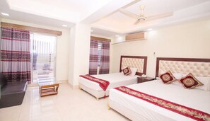 Deluxe driepersoonskamer, balkon | Een bureau, een laptopwerkplek, gratis wifi