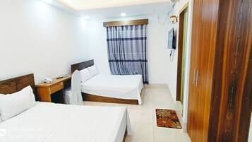 Quarto casal luxo, sacada | Escrivaninha, espaço de trabalho para notebook, Wi-Fi de cortesia