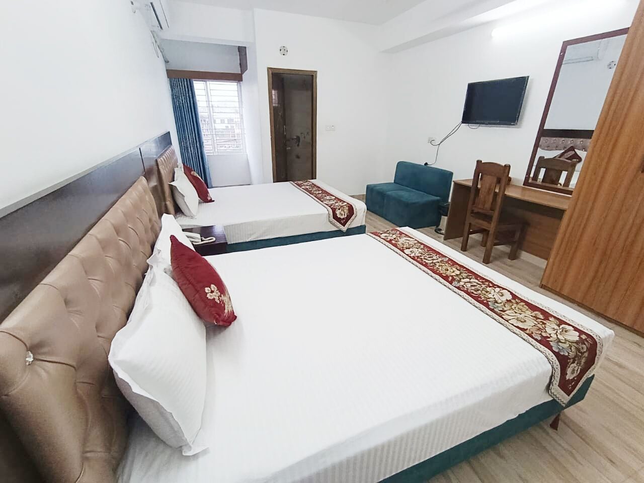 Deluxe Quadruple Room, Balcony | Desk, laptop workspace, free WiFi