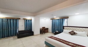 Deluxe tweepersoonskamer, balkon | Een bureau, een laptopwerkplek, gratis wifi