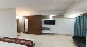 Deluxe Double Room, Balcony | Desk, laptop workspace, free WiFi - Hotel D Palace (Dhaka)