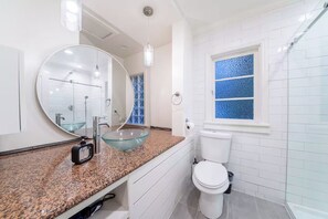 Bruser, hårtørrer, håndklæder, Sæbe