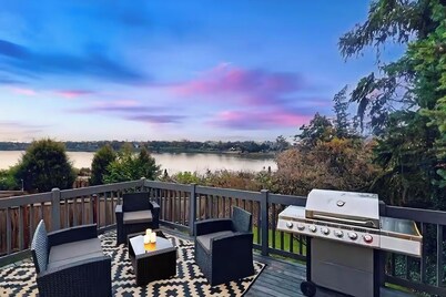 Lake View Cottage House 4BD2BA with Detached Modern Studio 1BD1BA