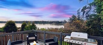Lake View Cottage House 4BD2BA with Detached Modern Studio 1BD1BA