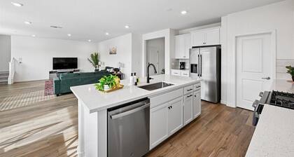 Sleeps ~12, 5 Bedroom 3 Bath Home in Lincoln CA